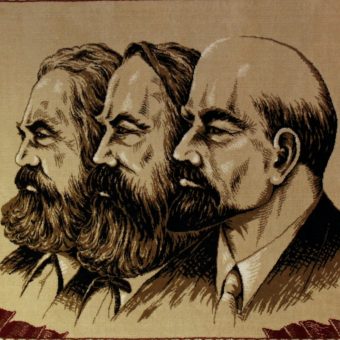 Arras przedstawiający Marksa, Engelsa i Lenina. Eksponat w Muzeum Stasi w Berlinie.