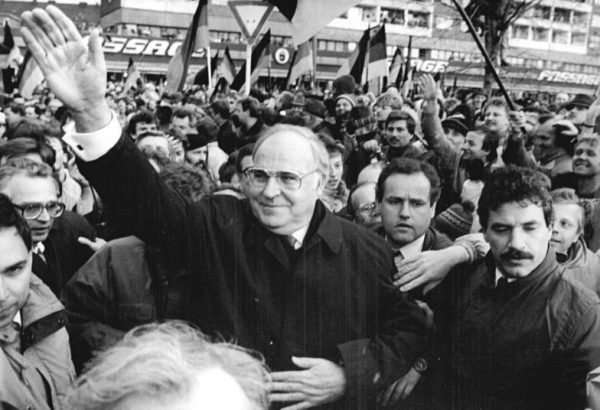 Nazywany architektem zjednoczenia Niemiec Helmut Kohl musiał wić się jak piskorz, by zapewnić bezpieczeństwo swojemu krajowi. (fot. Bundesarchiv Bild 183-1990-0301-031, lic. CC BY-SA 3.0 de)