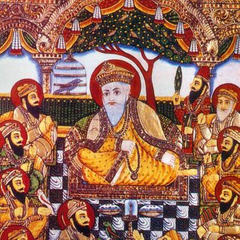 Religia Sikhów powstała w opozycji do hinduizmu i islamu. Założyciel, guru Nanak, krytykował także obecną w innych wyznaniach dyskryminację kobiet.
