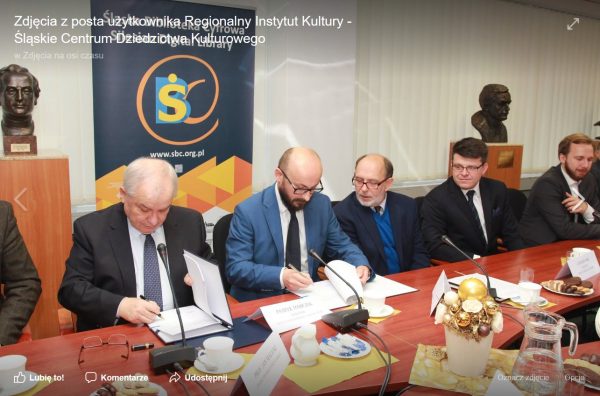 Podpisanie umowy w Bibliotece Śląskiej na zdjęciu Roberta Garstki. Screen z facebookowej strony Regionalnego Instytutu Kultury.