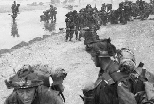 Wśród odnalezionych nieśmiertelników znalazły się również te należące do żołnierzy poległych w Normandii. Na zdjęciu z 4 czerwca 1944 roku desant brytyjskiej 3 Dywizji Piechoty.
