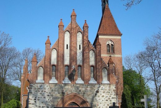 Dotychczas sądzono, że zamek stał bliżej kościoła parafialnego w Unisławiu.