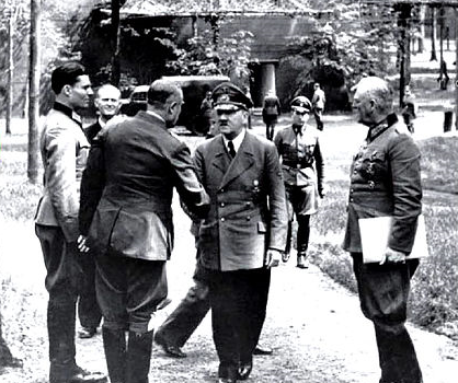 Adolf Hitler w swojej kwaterze głównej.