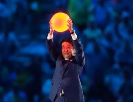 Shinzo Abe podczas ceremonii kończącej Igrzyska w Rio de Janeiro w 2016 roku.