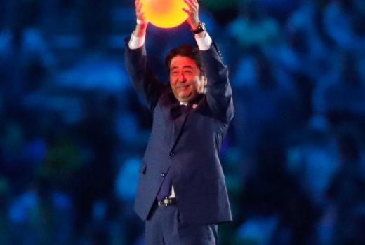 Shinzo Abe podczas ceremonii kończącej Igrzyska w Rio de Janeiro w 2016 roku.