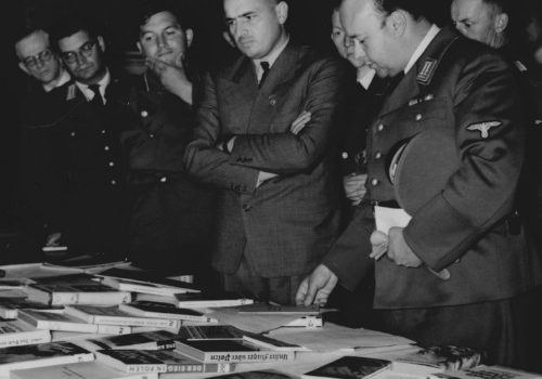 Gubernator Hans Frank ogląda książki wydane przez wydział propagandy Generalnego Gubernatorstwa (fot. domena publiczna)