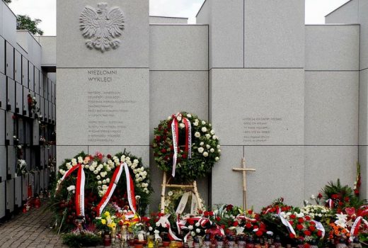 Ofiary komunistycznego terroru są na Powązkach upamiętnione w Mauzoleum Wyklętych-Niezłomnych.