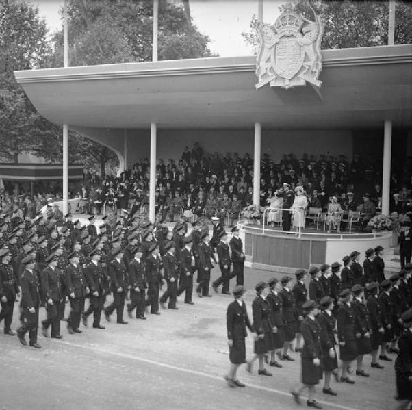 Król Jerzy VI pozdrawia uczestników Parady Zwycięstwa. Zabrakło wśród nich Polaków.