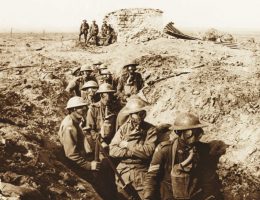 Tak australijscy żołnierze chronili się przed atakami gazowymi w okopach Ypres 27 września 1917 roku.