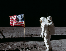 Pilot modułu księżycowego Buzz Aldrin salutuje fladze USA.