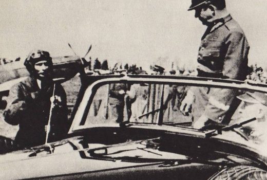 Michał Rola-Żymierski wizytuje 1 Pułk Lotnictwa Myśliwskiego „Warszawa” w 1974 roku. Tadeusz Wicherkiewicz dowodził pułkiem od 1945 roku do aresztowania w 1948 roku.