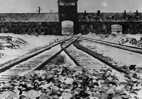 Brama główna Auschwitz II (Birkenau). Utworzone na tych terenach państwowe Muzeum wciąż reaguje na skandaliczne wykorzystywanie bolesnych symboli z czasów wojny.