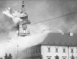 Płonący Zamek Królewski po ostrzale artylerii niemieckiej 17 września 1939 roku