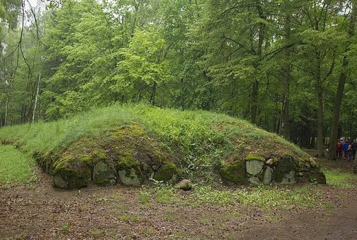 W Polsce odkryto już wiele zabytków z okresu neolitu, ale badania w Stobnie mają szczególne znaczenie. Na zdjęciu kurhan znajdujący się w Parku Kulturowym w Wietrzychowicach.