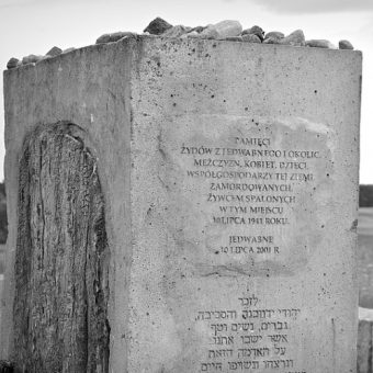 Fragment pomnika upamiętniającego pomordowanych Żydów z Jedwabnego.