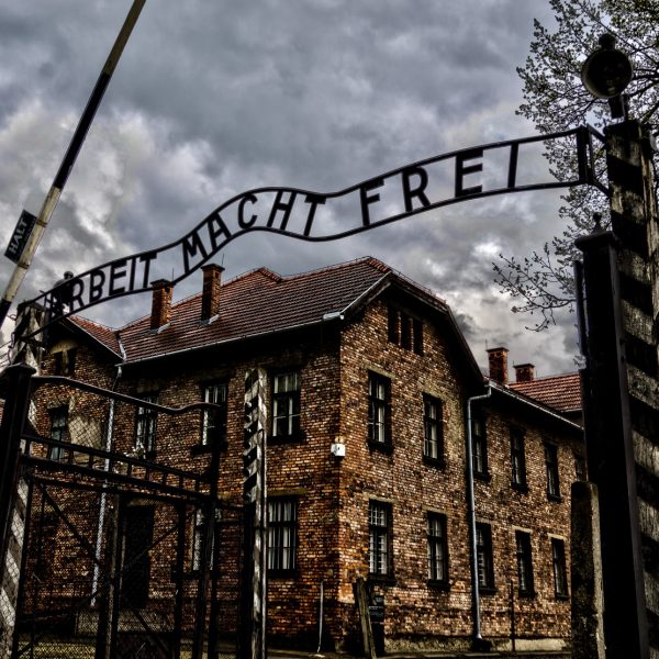 Wejście do obozu Auschwitz I w kwietniu 2014 roku.
