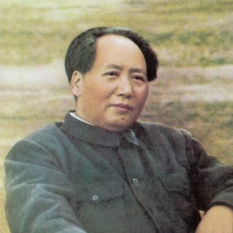 Mao Zedong. Od 1943 r. szef biura politycznego oraz Przewodniczący Komitetu Politycznego Komunistycznej Partii Chin (aż do śmierci) i ideolog maoizmu. Chińczycy dyskretnie czyszczą archiwa z wszelkich nieprzychylnych mu materiałów.