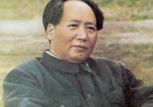 Mao Zedong. Od 1943 r. szef biura politycznego oraz Przewodniczący Komitetu Politycznego Komunistycznej Partii Chin (aż do śmierci) i ideolog maoizmu. Chińczycy dyskretnie czyszczą archiwa z wszelkich nieprzychylnych mu materiałów.
