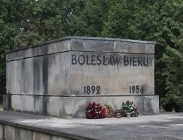 Czy grób Bieruta zostanie na Powązkach?