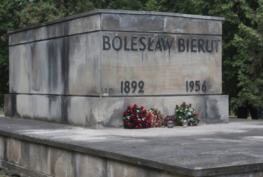 Czy grób Bieruta zostanie na Powązkach?