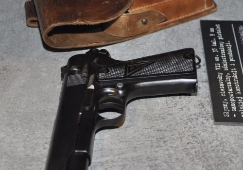 Pistolet Vis w Muzeum Powstania Warszawskiego. (zdj. opublikowane na licencji CC BY-SA 3.0, autor: Halibutt )