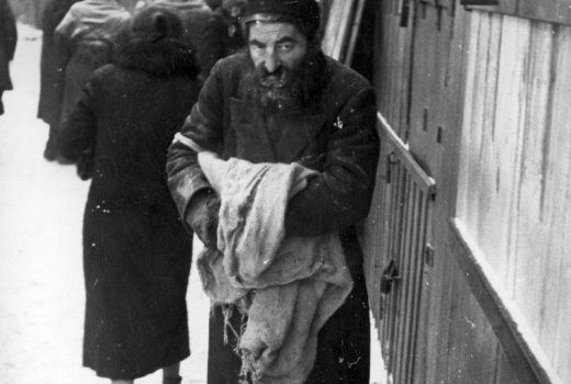 Żyd handlujący chlebem na ulicy. Fotografia z okresu II wojny światowej.