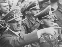 Hitler obserwuje oblężenie Warszawy. Wrzesień 1939 roku.