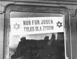 Tabliczka „Nur für Juden – Tylko dla Żydów” na warszawskim tramwaju w październiku 1940 roku.