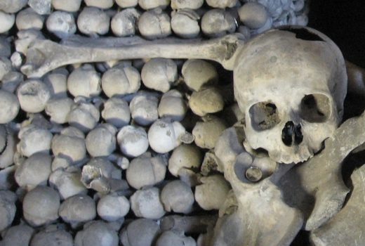Kości i czaszki w kaplicy kutnohorskiej, obok której dokonano znaleziska.