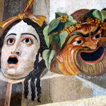 Antyczna mozaika przedstawiająca maski teatralne. (fot. domena publiczna)