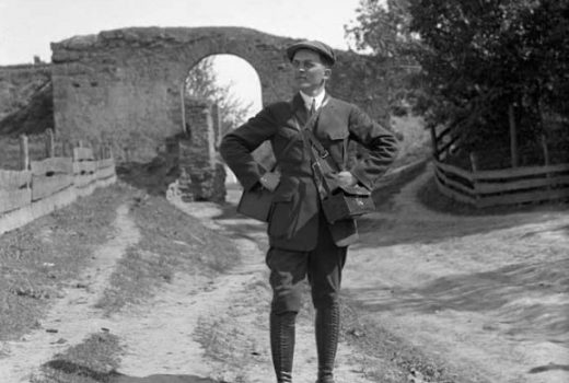 Henryk Poddębski z aparatami fotograficznymi w Łowiczu w 1939 roku. Zdjęcie pochodzi z albumu "Niepodległa Poddębskiego".