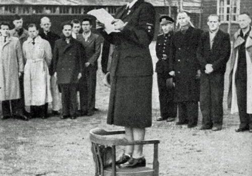 Pani van Overeem, komendantka Czerwonego Krzyża, wygłasza przemówienie w 1945 roku. (fot. domena publiczna)