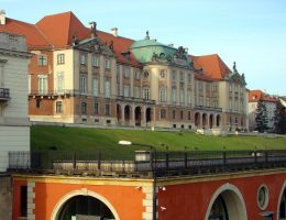 Zamek Królewski w Warszawie, widok na Akady Kubickiego. (fot. Szczebrzeszynski, domena publiczna)