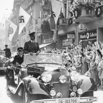 Adolf Hitler w kabriolecie Mercedes Benz 770K przed wiwatującymi tłumami w Monachium we wrześniu 1938 roku.