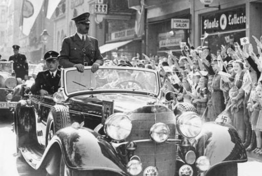 Adolf Hitler w kabriolecie Mercedes Benz 770K przed wiwatującymi tłumami w Monachium we wrześniu 1938 roku.