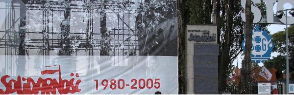 W końcu "Solidarność" wygrała. PRL upadł. Ale czy na pewno? Wiele z osób sprawujących władzę w nowym państwie rekrutowała się z byłych działaczy PZPR. W końcu "Solidarność" wygrała. PRL upadł. Ale czy na pewno? Wiele z osób sprawujących władzę w nowym państwie rekrutowała się z byłych działaczy PZPR.