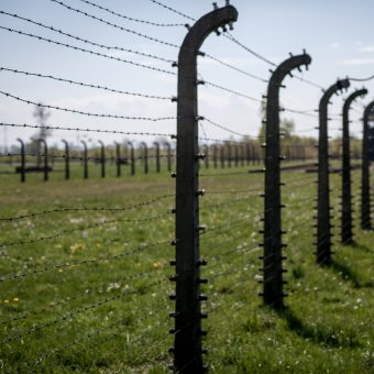 Fragment ogrodzenia Auschwitz na współczesnej fotografii.
