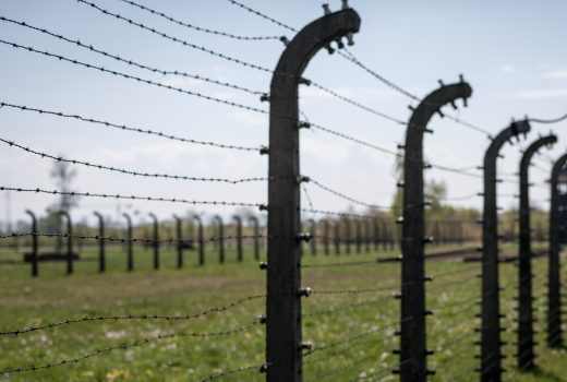 Fragment ogrodzenia Auschwitz na współczesnej fotografii.