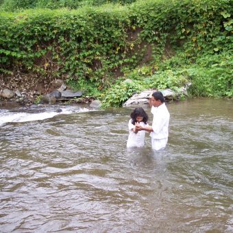 Mormoński chrzest w Panamie. (fot. Young in Panama, lic. CCA 2.0 Generic)