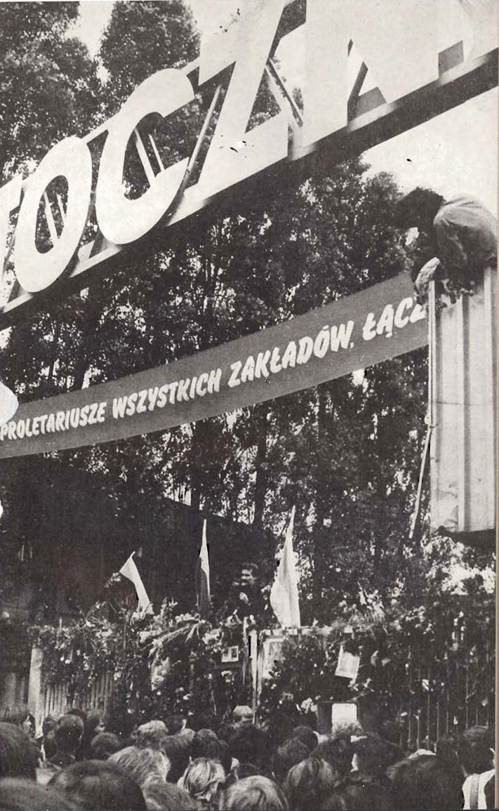 Brama Stoczni Gdańskiej w czasie strajku w sierpniu '80 roku. Tłum na zdjęciu może wskazywać na szerokie poparcie rodzącej się "Solidarności". Wielu jednak wolało spokój od ryzyka i aktywnego buntu.
