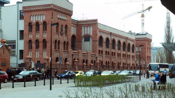 Muzeum Powstania Warszawskiego cieszy się niesłabnącą popularnością. Rocznie odwiedza je ponad pół miliona ludzi.