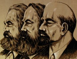 Arras przedstawiający Marksa, Engelsa i Lenina. Eksponat w Muzeum Stasi w Berlinie.