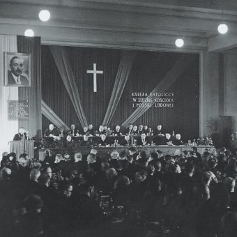 Sala obrad pierwszego Krajowego Zjazdu Delegatów Komisji Księży przy ZBoWiD zorganizowanego w dniach 20–21 lutego 1952 r. w Warszawie z udziałem 350 duchownych. Ilustracja z książki "Abecadło PRL-u".