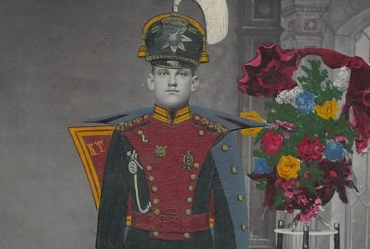 Młody mężczyzna w mundurze galowym. (fot. Muzeum Miasta Łodzi, domena publiczna)