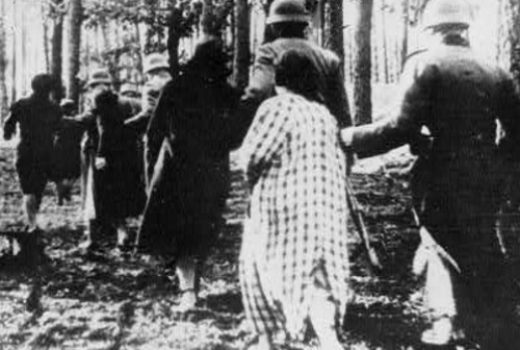 Kobiety prowadzone na egzekucję w Palmirach (fot. domena publiczna).