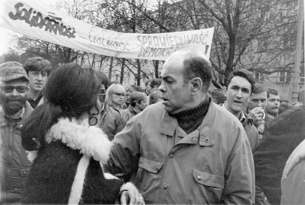 Jacek Kuroń (na zdjęciu z demonstrantami z 1989 roku) był jednym z przywódców opozycji w okresie PRL, którym władze wytoczyły słynny proces o próbę obalenia ustroju. Wraz z pozostałą dziesiątką został objęty amnestią z 22 lipca 1984 roku.