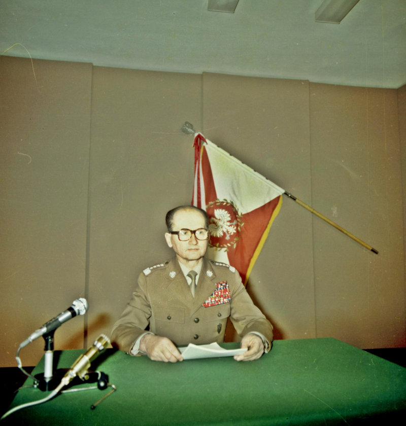 Wojciech Jaruzelski przygotowujący się do odczytania przemówienia informującego o wprowadzeniu stanu wojennego. Wszystko to miało miejsce 13 grudnia 1981 roku, w chwili kiedy słynny grudniowy dekret nie został jeszcze "prawnie ogłoszony".