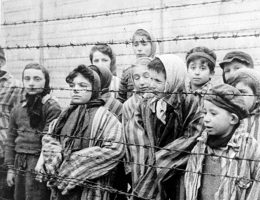 Dzieci ocalałe z Auschwitz. Czy nowa ustawa w jakikolwiek sposób zmieni postrzeganie tego obozu? (fot. domena publiczna)