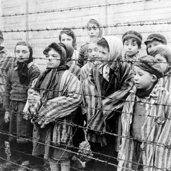 Dzieci ocalałe z Auschwitz. Czy nowa ustawa w jakikolwiek sposób zmieni postrzeganie tego obozu? (fot. domena publiczna)