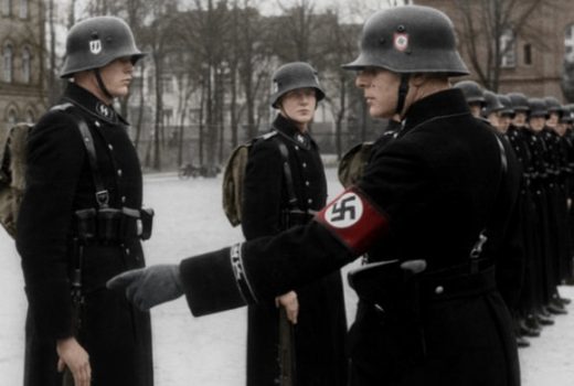Esesmani z Dywizji Pancernej SS Leibstandarte Adolf Hitler (fot. Bundesarchiv Bild 183-H15390, lic. CC BY-SA 4.0)